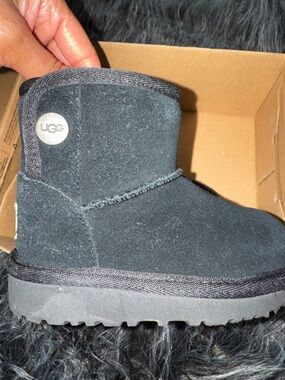UGG Black Short Suede Boots with Logo Patch | Baby Girl size 6